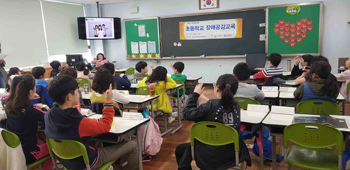 학생들에게 간단한 수화를 가르치는 강사모습 학생들에게 간단한 수화를 가르치는 강사모습