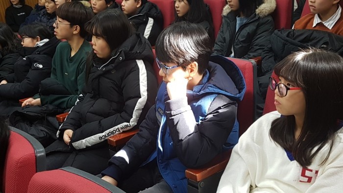 강의를 경청하는 학생들 모습 강의를 경청하는 학생들 모습