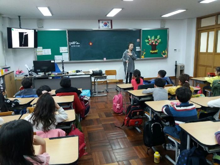 흰지팡이에 대해서 설명하고 있는 김경미 강사 모습