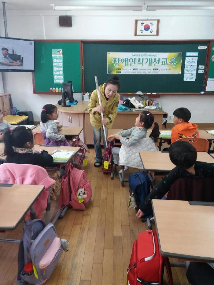 흰지팡이에 대해서 설명하고 있는 김경미 강사 모습 흰지팡이에 대해서 설명하고 있는 김경미 강사 모습