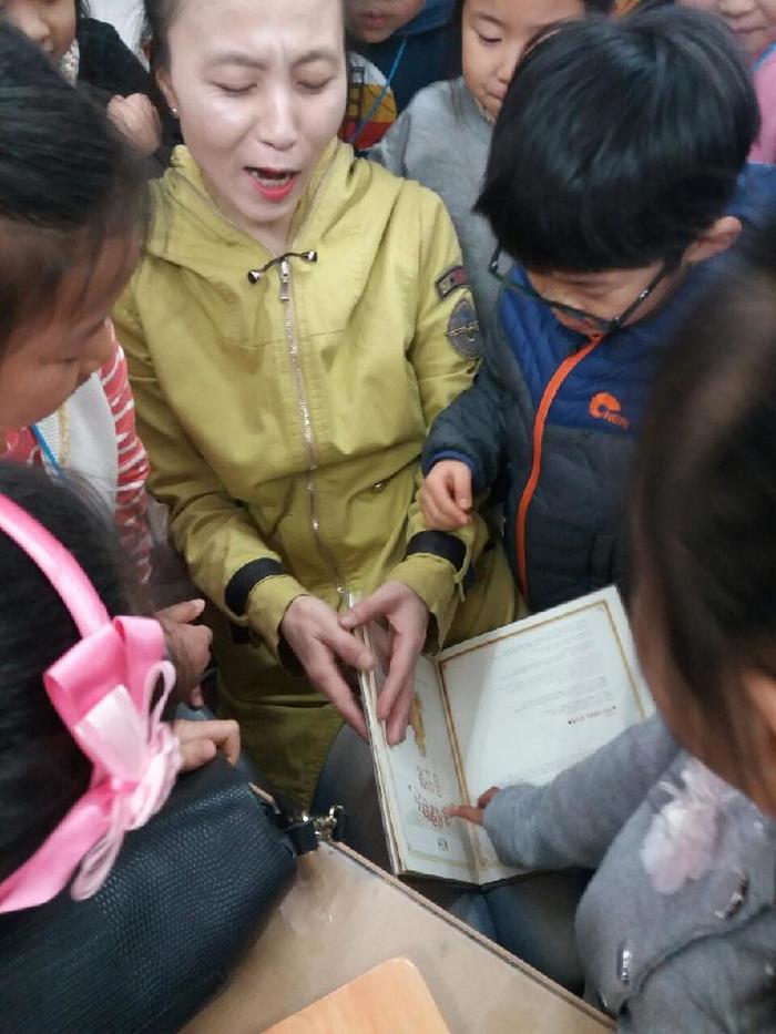 점자동화책을 직접 만져보게 하는 김경미 강사 모습 점자동화책을 직접 만져보게 하는 김경미 강사 모습