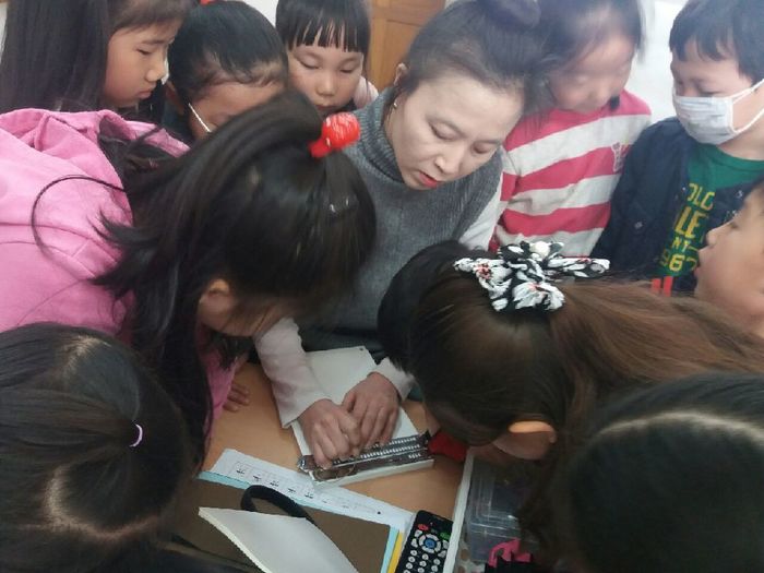 직접 점자를 찍어 보이는 김경미 강사 모습 직접 점자를 찍어 보이는 김경미 강사 모습