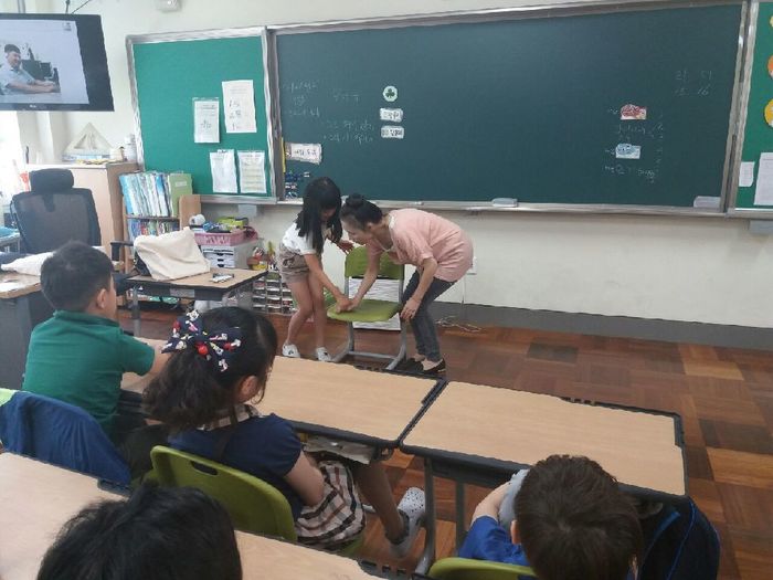 시각장애인에게 의자 안내를 시연하는 김경미 강사 모습 시각장애인에게 의자 안내를 시연하는 김경미 강사 모습