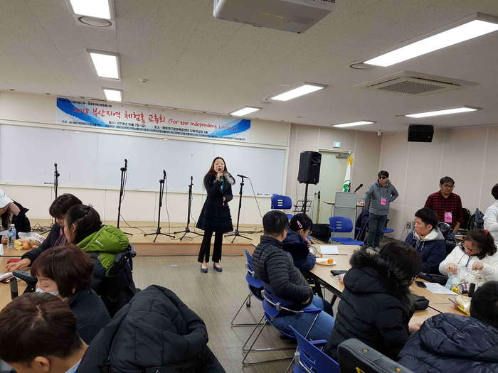 개회사를 하고 있는 김정미 소장모습 개회사를 하고 있는 김정미 소장모습