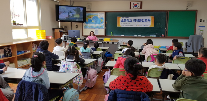 김윤정강사의 동화구연을 경청하고 있는 학생들모습 김윤정강사의 동화구연을 경청하고 있는 학생들모습