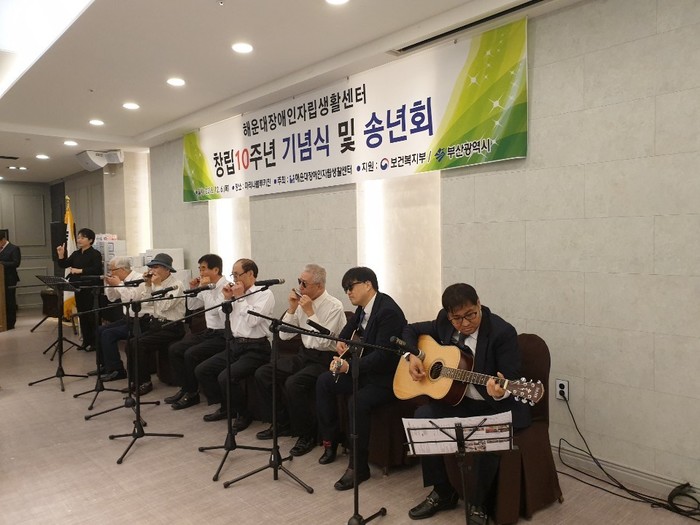 하늘소, 울타리 공연중 하늘소, 울타리 공연중