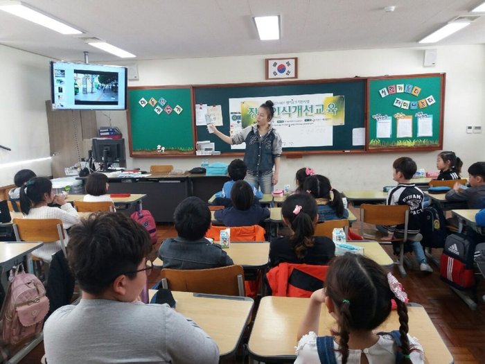 학생들에게 편견에 관해 설명하고 있는 김경미 강사모습 학생들에게 편견에 관해 설명하고 있는 김경미 강사모습