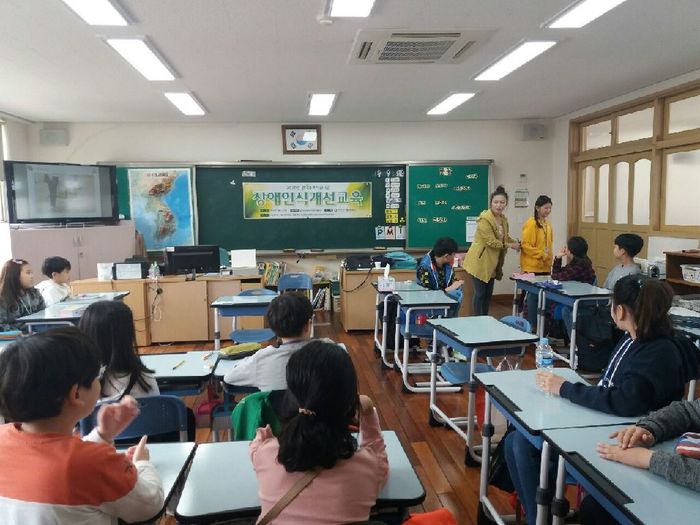 학생들과 안내보행법을 설명하고 있는 김경미 강사모습