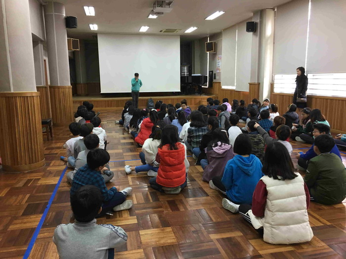 강당에서 교육을 듣고 있는 학생들 모습 강당에서 교육을 듣고 있는 학생들 모습