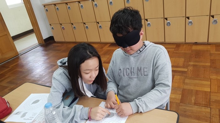 미로 체험을 하는 학생들 모습 미로 체험을 하는 학생들 모습