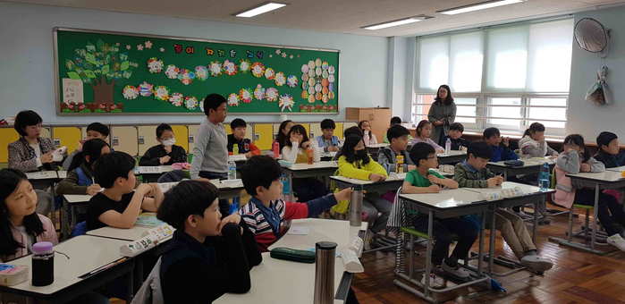 자리에서 일어나 질문을 하는 학생모습 자리에서 일어나 질문을 하는 학생모습