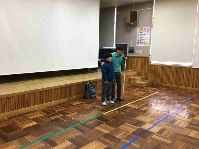 안내보행을 연습해보는 학생모습 안내보행을 연습해보는 학생모습