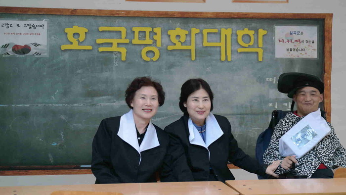 교복체험 중인 회원님들 교복체험 중인 회원님들