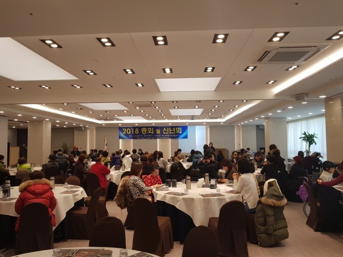 자리에 앉은 회원사진 자리에 앉은 회원사진