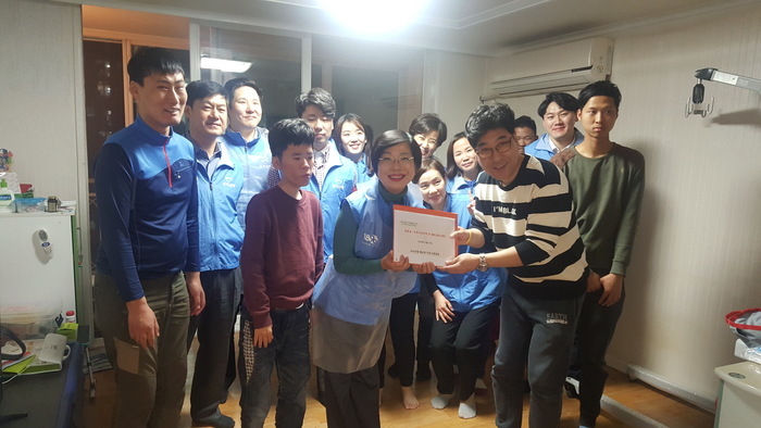 후원금 전달중인 단체사진 후원금 전달중인 단체사진