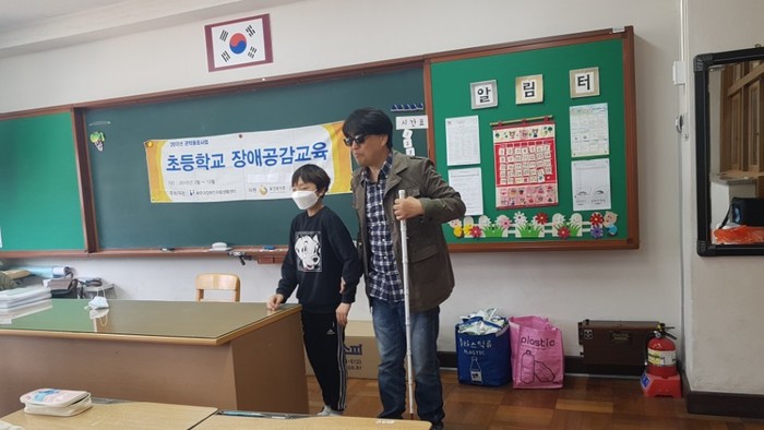 시각장애인 안내보행법을 설명하고 있는 이상훈 강사 모습 시각장애인 안내보행법을 설명하고 있는 이상훈 강사 모습