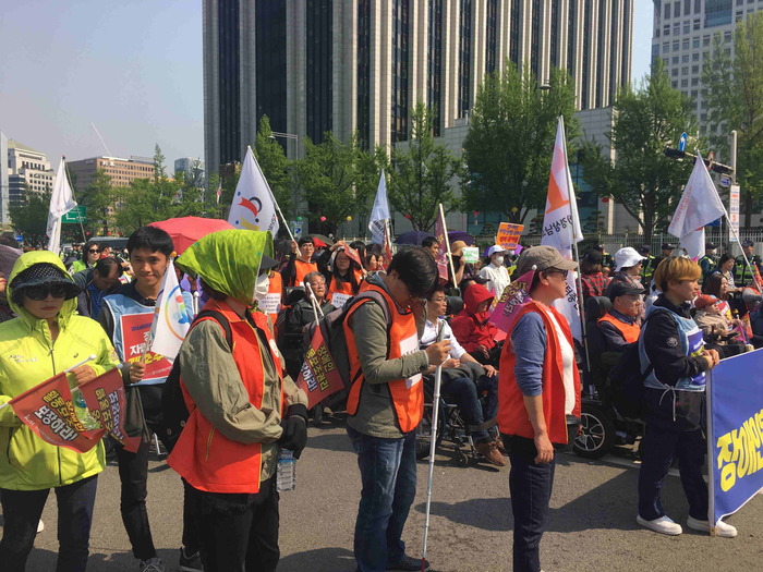 현수막 뒤에 있는 이상훈 팀장 현수막 뒤에 있는 이상훈 팀장