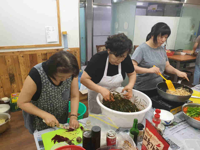 나물 요리중인 자원봉사자들 나물 요리중인 자원봉사자들