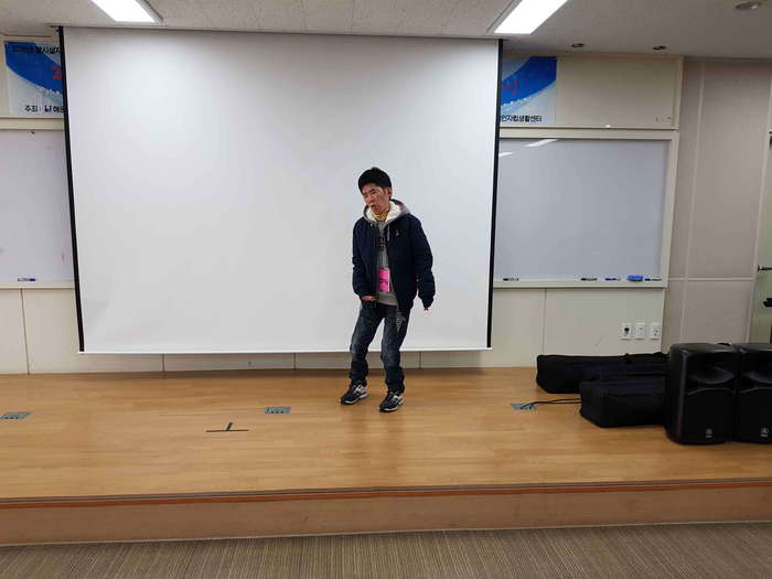 춤을추고 있는 체험홈 생활인 모습 춤을추고 있는 체험홈 생활인 모습