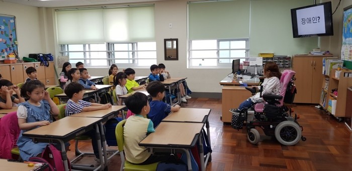 휠체어 종류에 대해 설명하고 있는 김윤정 강사 모습 휠체어 종류에 대해 설명하고 있는 김윤정 강사 모습
