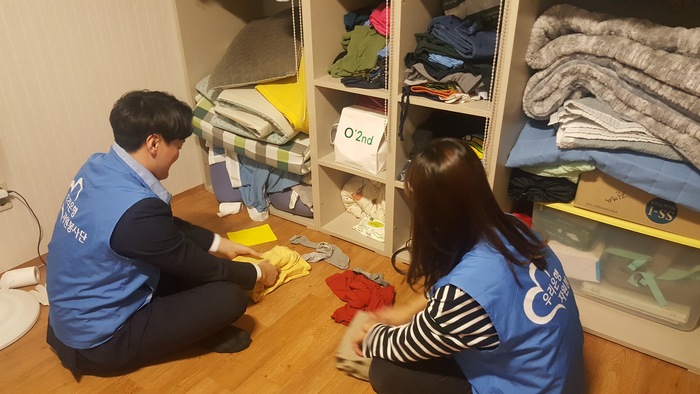 옷장정리중인 우리은행 직원들 옷장정리중인 우리은행 직원들