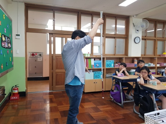 흰지팡이에 대해 설명하고 있는 이상훈 팀장모습 흰지팡이에 대해 설명하고 있는 이상훈 팀장모습