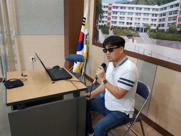 방송실에서 강의를 진행하는 이상훈 팀장 모습 방송실에서 강의를 진행하는 이상훈 팀장 모습