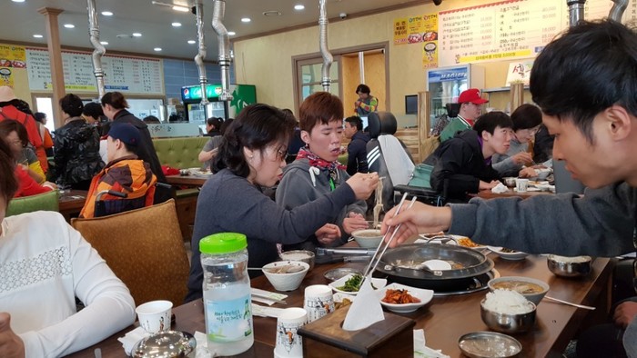 점심 식사중인 회원님들 점심 식사중인 회원님들