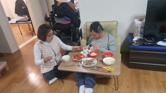 식사중인 전연식님, 하윤숙님 식사중인 전연식님, 하윤숙님