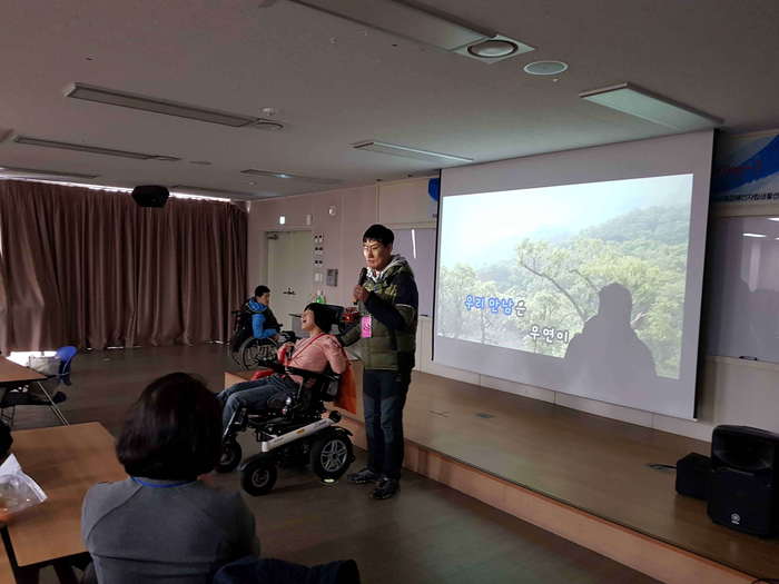 서로 손을 꼭 잡고 노래를 부르는남녀 체험홈 생활인 모습 서로 손을 꼭 잡고 노래를 부르는남녀 체험홈 생활인 모습