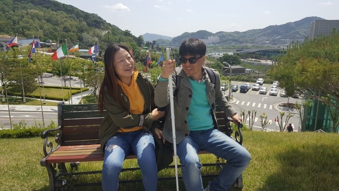 흔들의자에 앉은 김정미 소장님, 이상훈 팀장 흔들의자에 앉은 김정미 소장님, 이상훈 팀장
