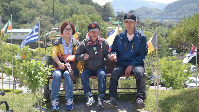 의자에 앉아있는 황진선 김자운 박강철 의자에 앉아있는 황진선 김자운 박강철