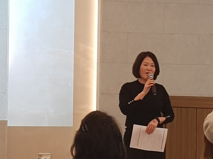 이은성 마이크 잡은 사진 이은성 마이크 잡은 사진