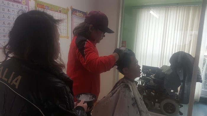염색중인 김자운 염색중인 김자운
