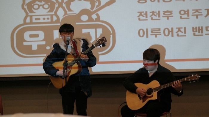 특강에 우주왕복선 사이드미러 초청공연 연주 사진 특강에 우주왕복선 사이드미러 초청공연 연주 사진