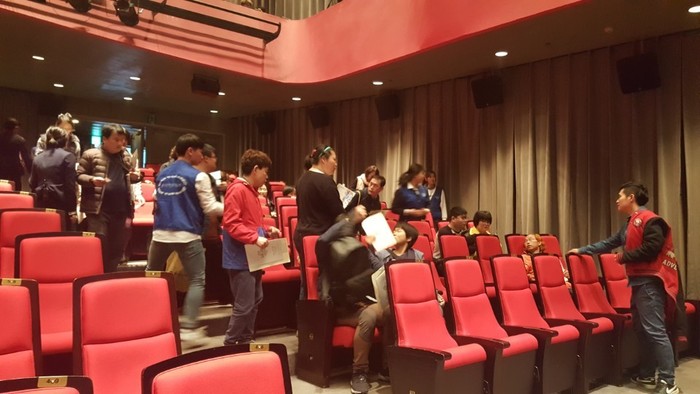번호표를 찾아주는 자원봉사자들 번호표를 찾아주는 자원봉사자들