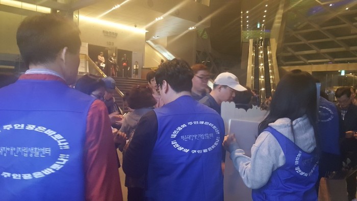 자원봉사자들 활동하는 사진 자원봉사자들 활동하는 사진
