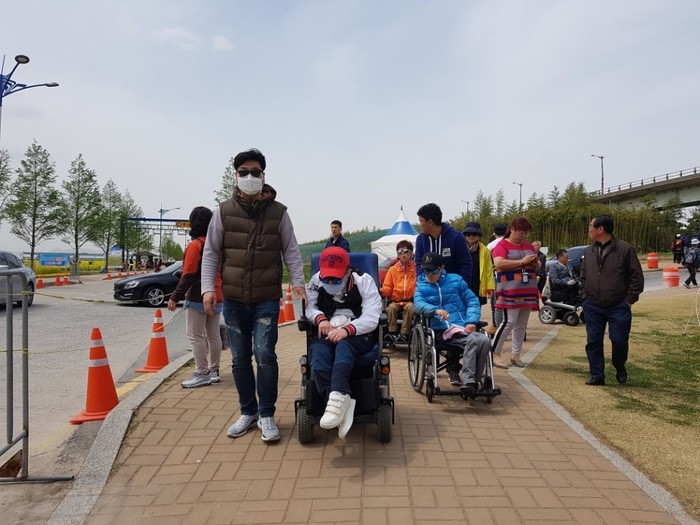 유채꽃밭으로 이동하는 모습 유채꽃밭으로 이동하는 모습