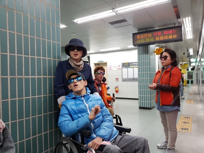 장산 지하철 기다리는 모습