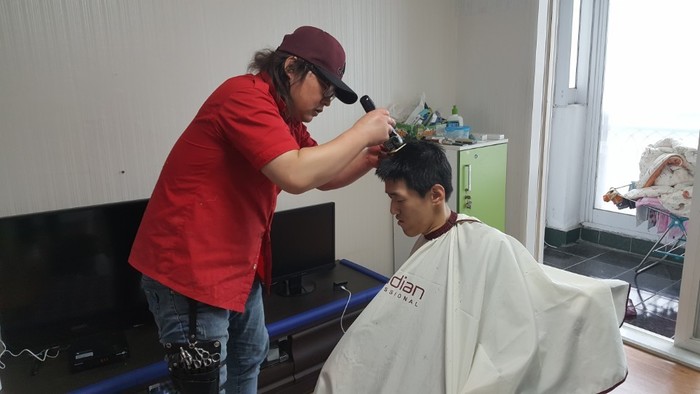 반영훈님 컷트 중인 사진 반영훈님 컷트 중인 사진
