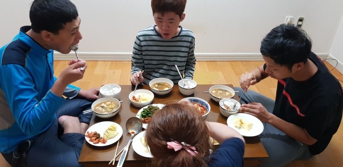 강철씨가 맛있게 먹는 모습 요리후 다함께 식사하는 모습