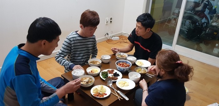 체험 홈 식구들과 맛나게 먹는 모습 체험 홈 식구들과 맛나게 먹는 모습