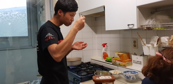 된장찌개 맛보는 모습 정우씨가 된장찌개를 맛보는 모습