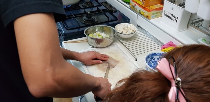 오징어 손질 하는 모습 오징어 몸통 안쪽에 칼집을 넣는 모습