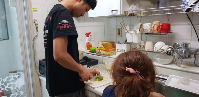 야채 손질 하는 모습 호박을 손질 하는 모습