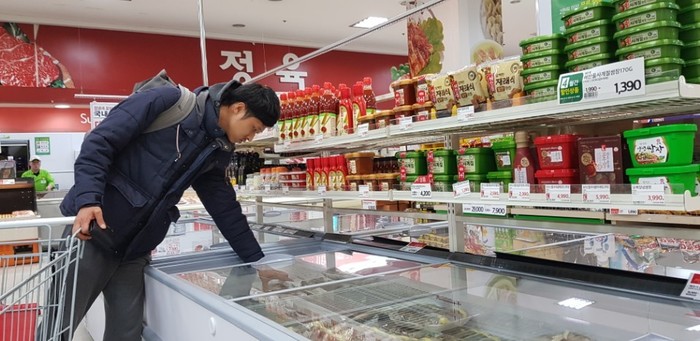 정우씨 냉동오징어 고르는 모습 정우씨 냉동오징어 고르는 모습