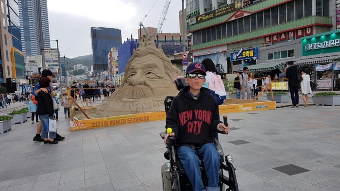 잠자는 숲의 공주에 임금님 같은 코수염에 왕관을 쓴 모래조각상 앞에 폼잡은 김자운 사진