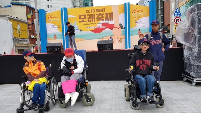 전연식, 반영훈, 김자운 박정우가 같이 모래축제 무대앞 기념사진