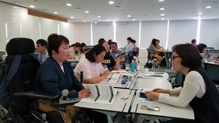 조별로 앉아 강의를 듣고 짝지와 마주 앉아 간단한 실습을 실행하는 사진