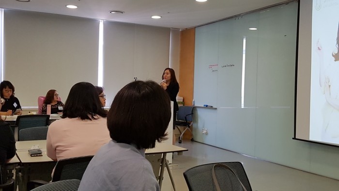 샤인 스피치 연구소 대표 최유미 강사가 강의를 하고 있는 사진